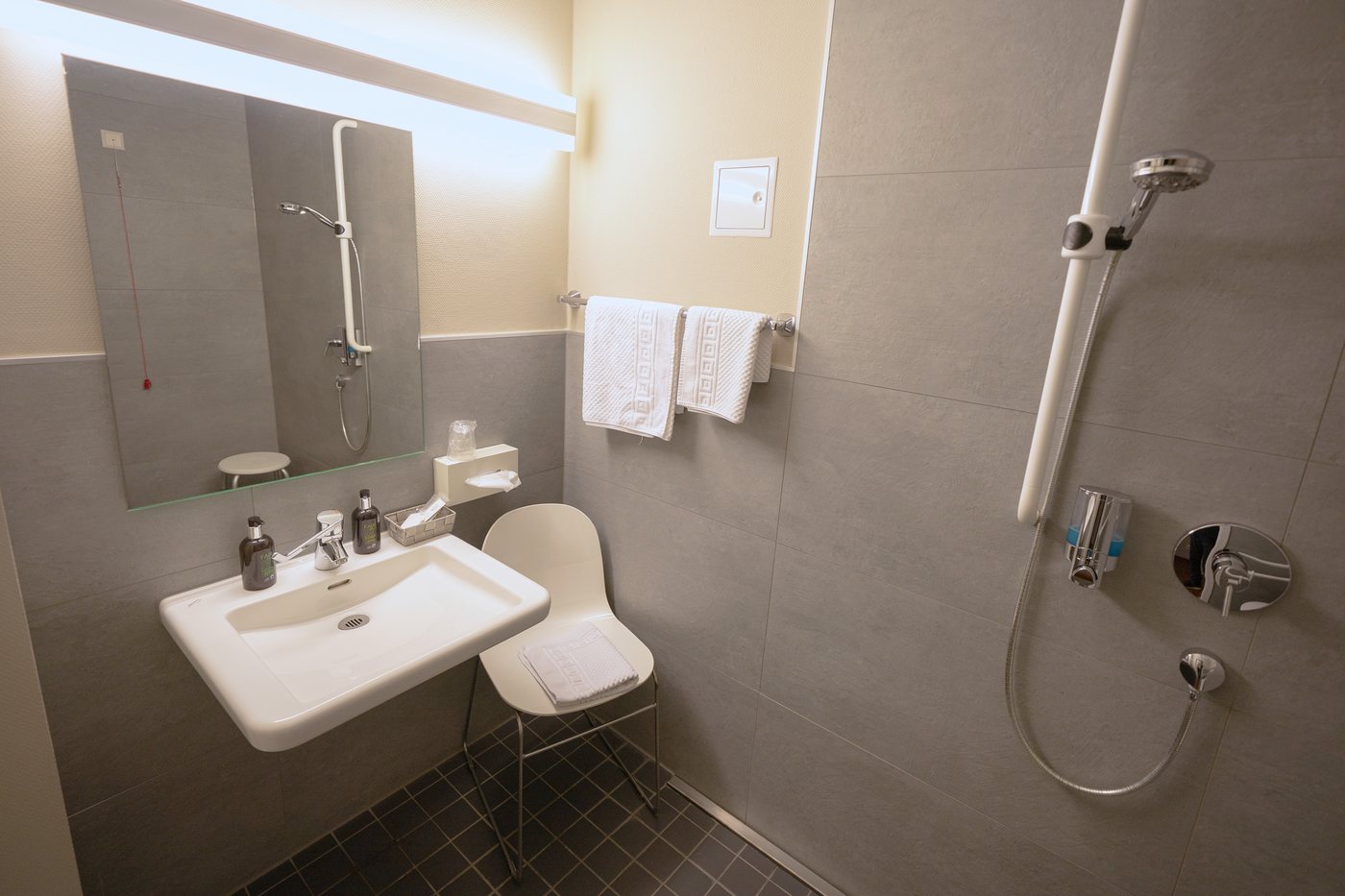 Łazienka bez barier z prysznicem bezprogowym w Sebcity Hotel