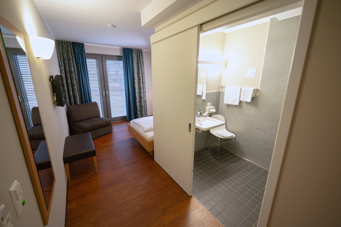 Pokój bez barier z otwartą częścią łazienkową w Sebcity Hotel