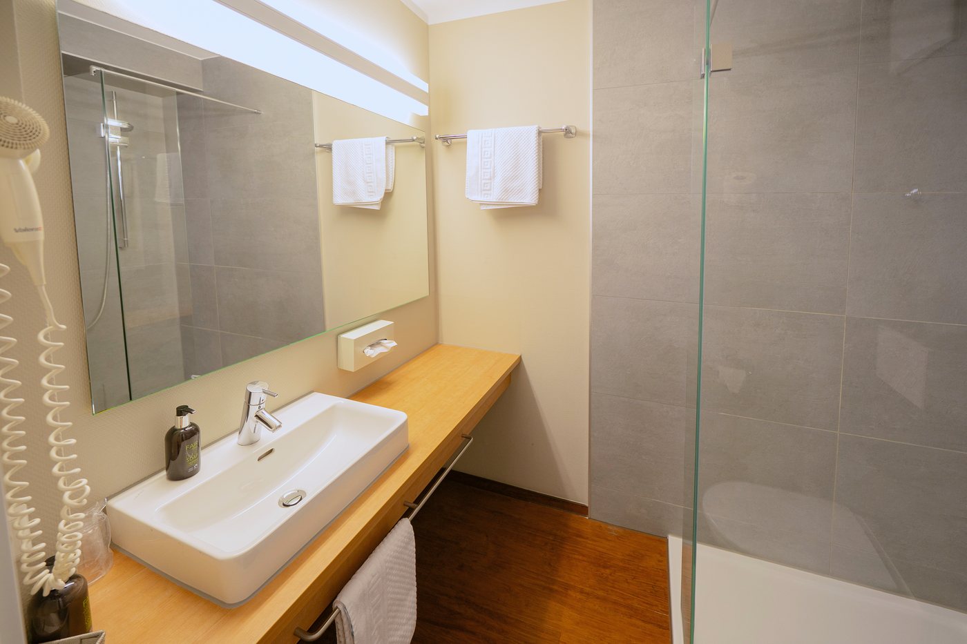 Nowoczesna łazienka z prysznicem w Sebcity Hotel