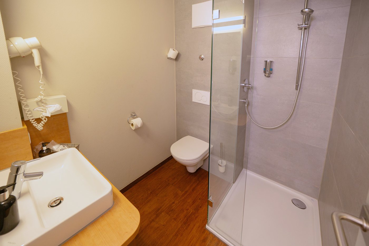 Łazienka z WC w Sebcity Hotel