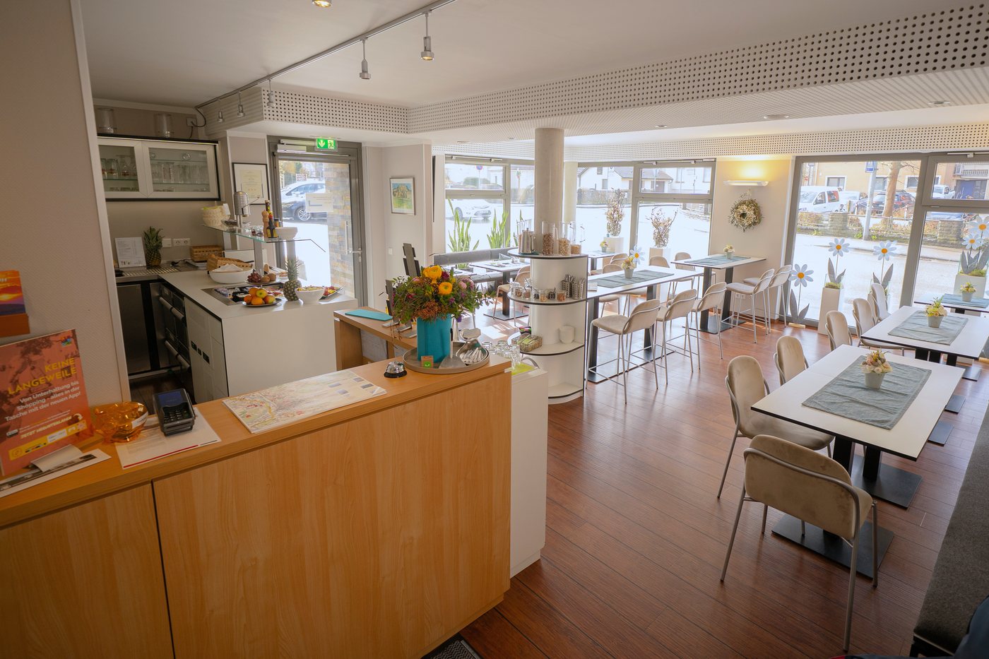 Lobby with reception and adjoining breakfast area at Sebcity Hotel