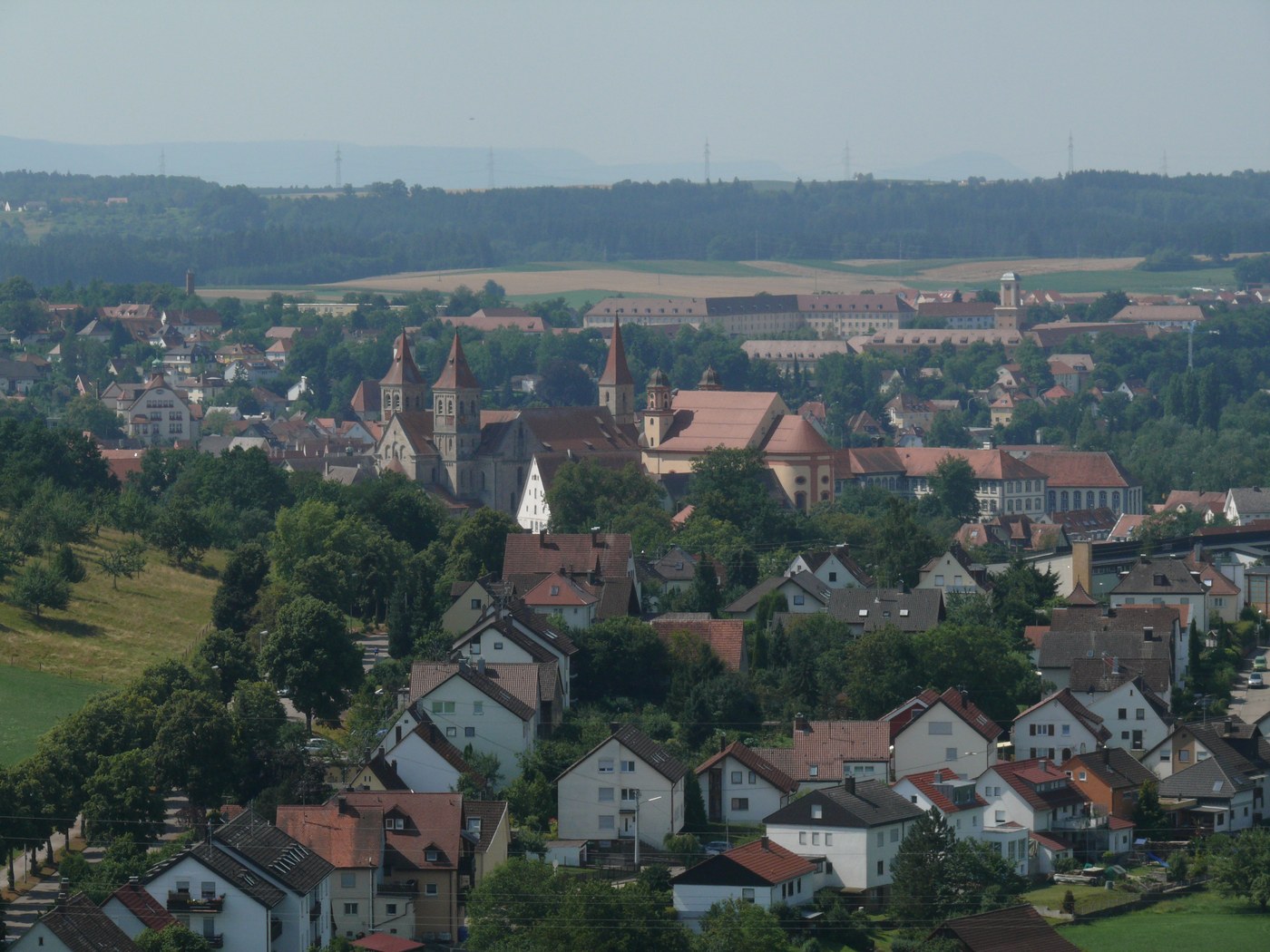 Uitzicht vanaf de Schönenberg op de oude binnenstad van Ellwangen met de basiliek St. Vitus en de Evangelische Stadskerk